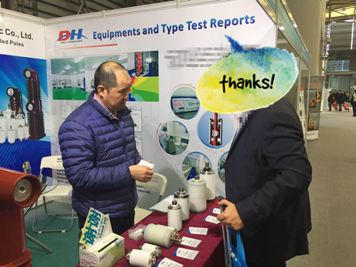 1513132441319669.jpg 羅總正在為客戶(hù)講解產(chǎn)品.jpg